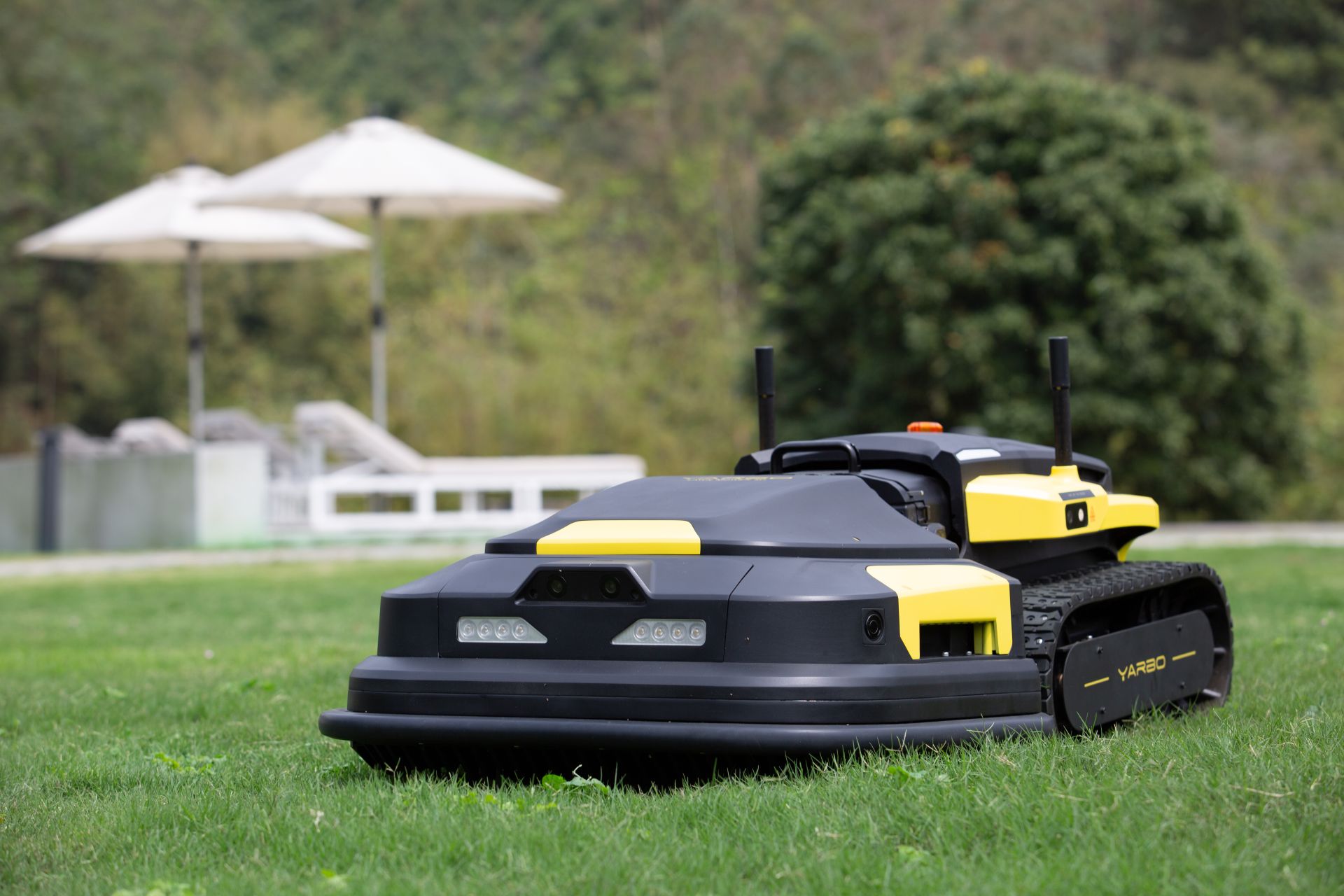 Kadde Company OÜ Yarbo CORE aiarobot, Yarbo robotniiduk kuni 25000m2, Yarbo lumepuhur, Yarbo puhur, Yarbo Lumepuhur ja Muruniiduk, Yarbo Lumepuhur, Muruniiduk ja Lehepuhur Ametlik maaletooja ja edasimüüja Eestis